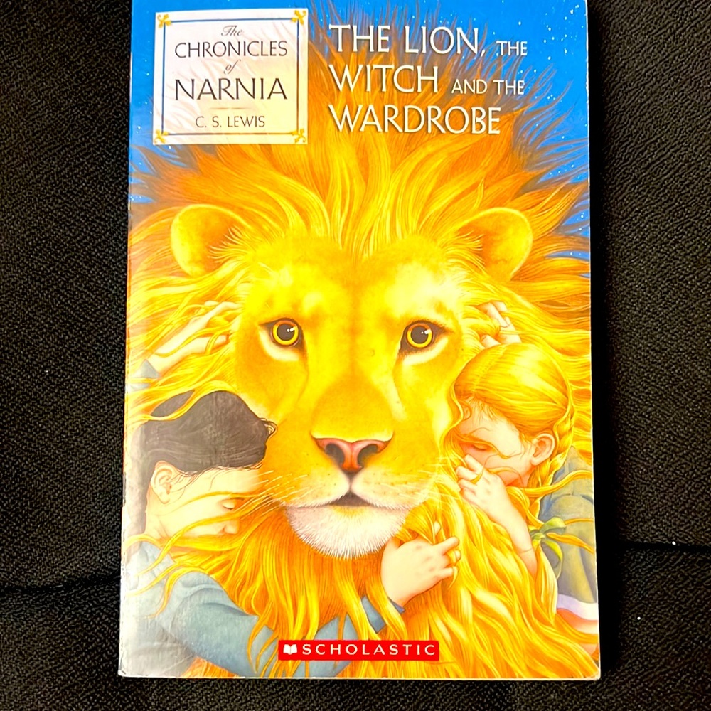 The lion the witch and the wardrobe Chronicles of Narnia paperback book